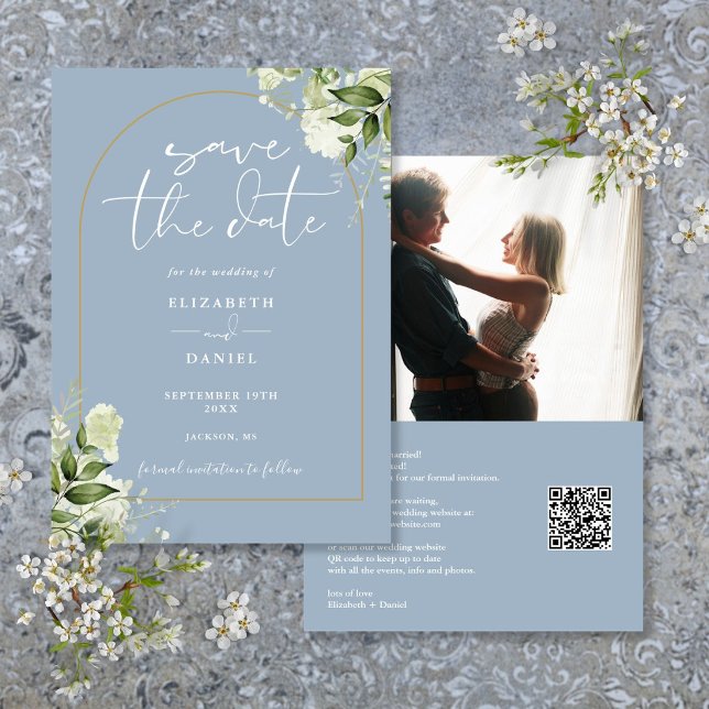 Reserve A Data Casamento Código QR Foto Arco Dourado Folhagem Azu (Dusty Blue Foliage Gold Arch Photo QR Code Wedding Save The Date)