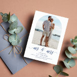 Reserve A Data Casamento com Praia de Fotografia em Arch à beira-<br><div class="desc">Compartilhe sua data de casamento com amigos e familiares com este cartão moderno de salvamento da na moda. Marinho de tipografia azul do Sr. e da Sra. Arch. Foto personalizada com sua foto de noivado favorita e detalhes de casamento futuros.</div>