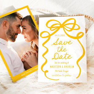 Reserve A Data Casamento de Foto com Laço Amarelo Ousado Moderno
