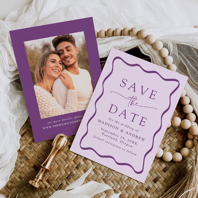 Reserve A Data Casamento de Foto com Moldura Ondulada Roxa Modern (Criador carregado)