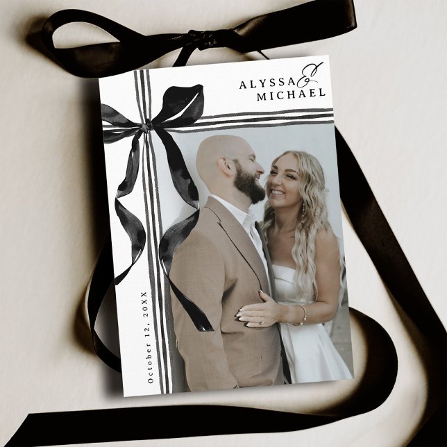 Reserve A Data Casamento de Foto Elegante Arco Preto e Branco Mod (Elegant modern watercolor black and white coquette bow ribbon typography photo wedding save the date)
