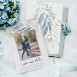 Reserve A Data Casamento de Foto Elegante Floral Azul Watercolor<br><div class="desc">Esperando adicionar todo tipo de romance ao dia do seu casamento? Quer você esteja planejando um casamento ao ar livre, inspirado no jardim ou simplesmente adorar um toque botânico no seu casamento, detalhes florais adicionam um elemento de elegância à papelaria do seu evento. Verde macio, azul-aquarela com sotaques dourados mostra...</div>
