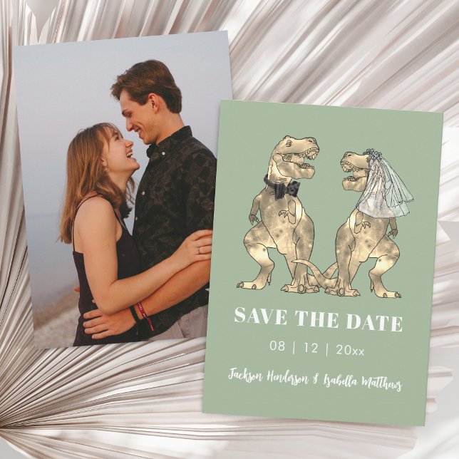 Reserve A Data Casamento de Foto Verde Salvia com Tema de Dinossa (Funny dinosaur bride and groom sage green photo wedding save the date)