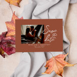 Reserve A Data Casamento de Fotografia de Caligrafia Laranja Quei<br><div class="desc">Um elegante casamento com fotos de laranja e guião branco queimado, e simples, salve a data. Que apresenta fundo de terracotta mínimo e branco, para salvar a data, a tipografia de bruxos. Com noivado personalizável ou apenas uma foto casual do noivo e da noiva. Pegue este casamento de na moda,...</div>
