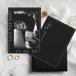 Reserve A Data Casamento de Fotografias com Script Branco e Preto<br><div class="desc">Casamento de Foto em Branco e Preto Moderno Salve a Data - Elegância Clássica em uma Foto Preta e Branca. Elevem seu anúncio de casamento com nosso moderno cartão de salvamento de fotos em preto-e-branco, uma escolha eterno para seu dia especial. Isto salva a data combinando perfeitamente elementos de design...</div>