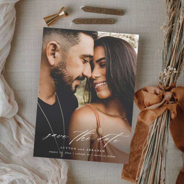 Reserve A Data Casamento de Fotografias de Script Elegante (Simple modern script photo wedding save the date announcement card.)
