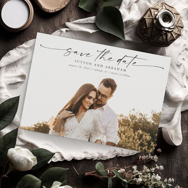 Reserve A Data Casamento de Fotografias de Script Elegante (Elegant photo wedding save the date with handwritten script typographic overlay.)