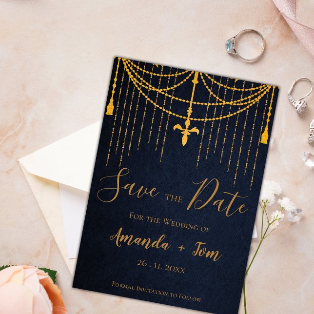 Reserve A Data Casamento de luxo bonito com as tirinhas Douradas  (Pretty Blue Traditional Gold Twirls Luxury Wedding Save The Date)