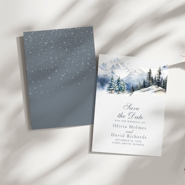 Reserve A Data Casamento de Montanhas Nevadas e Pinheiros em Aqua (Rustic Watercolor Snow Mountain Pine Trees Wedding Save The Date on a sunny white table.)