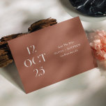 Reserve A Data Casamento de Outono em Terracota Profunda | Fotogr<br><div class="desc">Anuncie a data do seu casamento com um estilo sazonal caloroso usando este cartão minimalista de Save the Date com um rico fundo terracota profundo (também conhecido como argila ferruginosa). O layout de data editorial em negrito adiciona um toque moderno e de design avançado, enquanto o verso apresenta espaço para...</div>