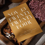 Reserve A Data Casamento de Outono Mostarda Marrom | Outono Minim<br><div class="desc">Anuncie a data do seu casamento com simplicidade moderna e calorosa usando este cartão minimalista de Save the Date em marrom mostarda. A tipografia da data completa e em negrito na frente cria uma aparência editorial contemporânea, enquanto o tom terroso e quente adiciona uma atmosfera relaxada e refinada. Este design...</div>