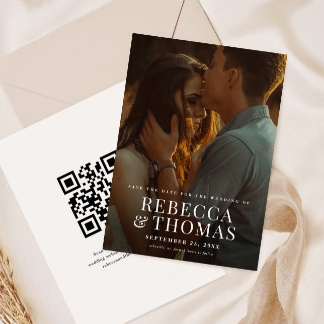 Reserve A Data Casamento de Sobreposição de Fotos Moderna (Simple photo wedding save the date with elegant overlay type on the front and qr code on the back.)