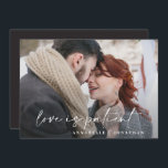 Reserve A Data Casamento de tipografia moderna adiado salvar a da<br><div class="desc">O amor é paciente. A tipografia clássica moderna,  ousada,  adiou o casamento. Com tipografia moderna e elegante e design estriada. As cores podem ser personalizadas.</div>