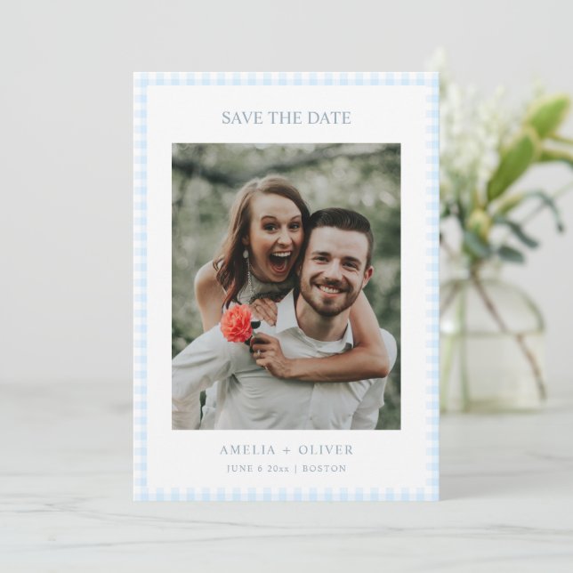 Reserve A Data Casamento de Verão Fofo Xadrez Gingham Azul Claro (Em pé/Frente)