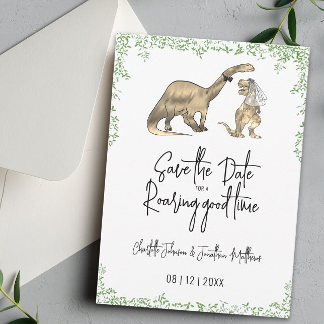 Reserve A Data Casamento Divertido de Dinossauros em Verde - Salv (Funny T-Rex bride and Brontosaurus groom Dinosaur wedding save the date card Watercolor foliage)