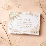 Reserve A Data Casamento Dourado de Charm White Roses Pampas Gras<br><div class="desc">Design único e elegante,  com rosas brancas de cor aquosa,  folhas secas de pampas do deserto,  falso quadro poligonal dourado,  iniciais no quadro foliar da erva dos pampas traseiros,  sobre fundo branco. Use a ferramenta Personalizar para adicionar suas informações. Para itens correspondentes,  visite minha Coleção Floral de Grass Pampas.</div>