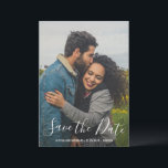 Reserve A Data Casamento Elegante De Fotografia Da Tipografia De<br><div class="desc">Foto de casamento moderno Salve o cartão de data apresentando um design simples com tipografia de script elegante sobre sua imagem vertical favorita. As costas têm duas fotos quadradas,  juntamente com sua mensagem pessoal em preto e branco.</div>