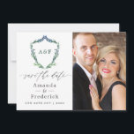 Reserve A Data Casamento Geométrico Verde<br><div class="desc">Cartões de aviso de casamento com monograma de crista folhada e tipografia de letra à mão personalizável com as iniciais do casal.</div>