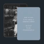 Reserve A Data Casamento Minimalista Moderno Foto Azul Poeira<br><div class="desc">Este cartão de save the date minimalista apresenta uma frente azul poeira suave com tipografia branca limpa, perfeito para mostrar detalhes do casamento em um estilo moderno e refinado. O verso inclui uma foto completa, permitindo que os casais personalizem seu anúncio com uma imagem significativa. Ideal para casamentos de outono...</div>