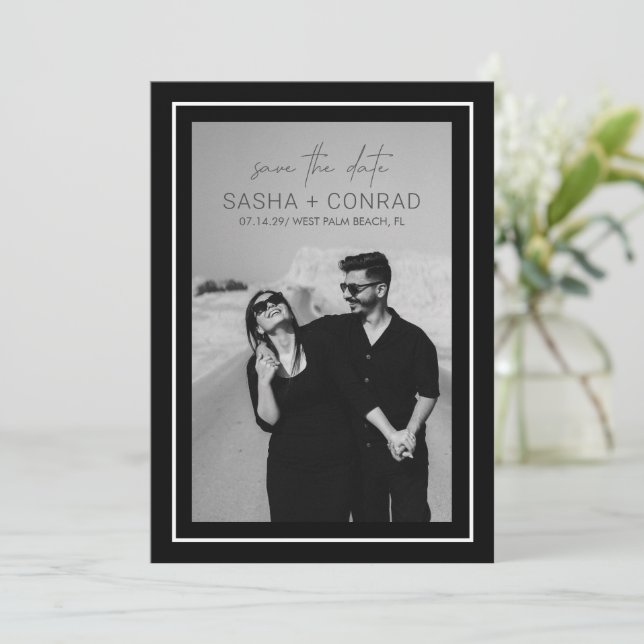Reserve A Data Casamento Moderno com Foto e Borda Negra em Destaq (Em pé/Frente)