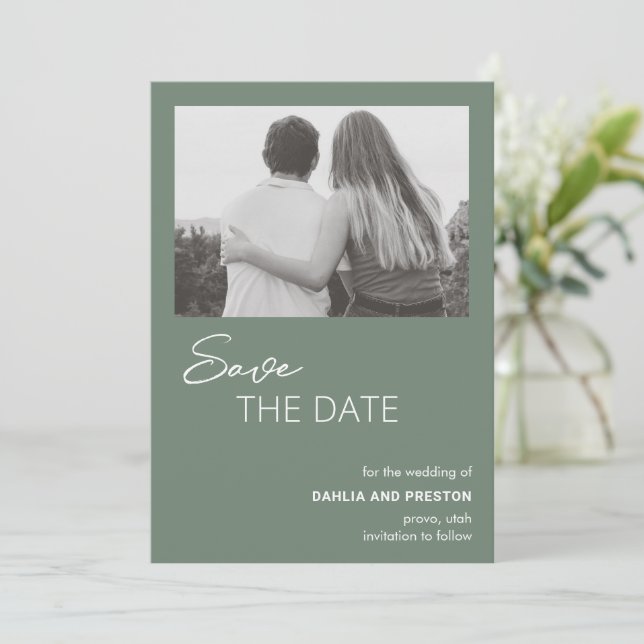 Reserve A Data Casamento Moderno com Foto em Verde Sage Minimalis (Em pé/Frente)