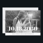 Reserve A Data Casamento Moderno Simples Minimalista<br><div class="desc">Cartão de "Save the Date" de casamento 5x7 horizontal com um design de tipografia simples e moderno com sobreposição de data em fonte serifada negrito grande e moderna sobre sua foto que você carrega no modelo e digita seus nomes e local e data do casamento para um design rápido e...</div>