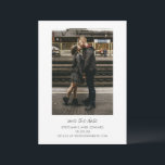 Reserve A Data Casamento Simples de Fotografias Branca Negra Mode<br><div class="desc">Mantenha-o simples e na moda com esta limpeza Guarde a placa Data. Apresentando uma foto vertical centralizada formada por um espaço branco nítido e emparelhada com fontes elegantes serif e manuscritas, esta design é perfeita para casais que desejam um anúncio moderno e subestimado. Ideal para casamentos urbanos, elopeamentos ou cerimônias...</div>