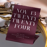 Reserve A Data Casamento Vinho Escuro. Moderno Minimalista Ameixa<br><div class="desc">Compartilhe a data do seu casamento com um toque ousado e romântico usando este cartão minimalista de Save the Date em vinho tinto escuro (também conhecido como ameixa borgonha). O layout da data por extenso cria uma declaração editorial marcante, enquanto o tom rico de vinho adiciona profundidade e sofisticação. Este...</div>
