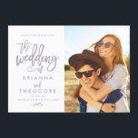 Reserve A Data Chic Hand Lettered Save The Date Photo<br><div class="desc">Esta elegante e moderna fotografia salva o cartão de data apresenta uma bela fonte de pincel em uma cinza elegante. Visite o compro para ver o resto da coleção da suíte de Tipografia Chic.</div>