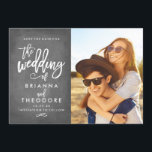 Reserve A Data Chic Lettered Chalkboard Save The Date Photo<br><div class="desc">Esta elegante e moderna foto salva a placa de data apresenta uma bela fonte de pincel em um fundo de quadro fino. Visite o compro para ver o resto da coleção da suíte Dourada de Tipografia Chic.</div>