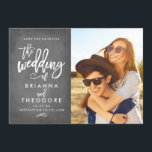 Reserve A Data Chic Lettered Chalkboard Save The Date Photo<br><div class="desc">Esta elegante e moderna foto salva a placa de data apresenta uma bela fonte de pincel em um fundo de quadro fino. Visite o compro para ver o resto da coleção da suíte Dourada de Tipografia Chic.</div>