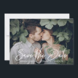 Reserve A Data Chic Script Save the Date com Foto<br><div class="desc">Chic Script Save the Date Cartão com foto e espaço para detalhes adicionais no verso! Tipografia elegante em ambos os lados com muito espaço para seus detalhes. Criado pela designer pro da Zazzle BK Thompson exclusivamente para Cedar and String. Por favor, entre em contato conosco se precisar de ajuda com...</div>