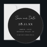 Reserve A Data Círculo preto e branco minimalista simples<br><div class="desc">Pode ser totalmente personalizado para atender às suas necessidades. © Gorjo Designs. Feito para você através da plataforma Zazzle. // Procurando itens correspondentes? Outros artigos de papelaria do conjunto disponível na seção "coleções" da minha loja. // Precisa de ajuda para personalizar o seu design? Tem outras ideias? Sinta-se à vontade...</div>