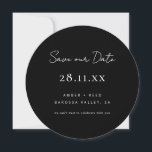 Reserve A Data Círculo preto e branco minimalista simples<br><div class="desc">Pode ser totalmente personalizado para atender às suas necessidades. © Gorjo Designs. Feito para você através da plataforma Zazzle. // Procurando itens correspondentes? Outros artigos de papelaria do conjunto disponível na seção "coleções" da minha loja. // Precisa de ajuda para personalizar o seu design? Tem outras ideias? Sinta-se à vontade...</div>