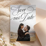 Reserve A Data Clássica Caligrafia<br><div class="desc">Esse estilo clássico e tradicional, que salva a data com um cartão de espaço reservado para fotos, é ideal para casais que amam uma estética tradicional. A frente vem com as palavras "salve nosso encontro" escrito em um tipo romântico, clássico, de caligrafia. A cor de fundo na parte traseira do...</div>