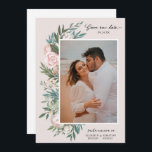 Reserve A Data Clássico Elegante Pintado Floral 2 Foto | Lâmpada<br><div class="desc">Estes belos cartões com fotos Save the Date apresentam um design floral pintado boêmico em branco, cor-de-rosa-pincel, cor de pêssego, azul e verde. A cor de fundo pode ser personalizada para qualquer cor que você quiser (tanto no verso quanto na frente). As modelos de texto estão incluídas na parte traseira...</div>