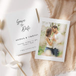 Reserve A Data Clássico Simples Preto e Branco | Casamento<br><div class="desc">Um simples clássico anúncio de casamento com foto preto e branco para salvar a data. Este cartão de salvar a data apresenta um texto com letra elegante e um tema preto e branco simples com uma foto no verso. Personalize o texto com todos os detalhes do seu dia especial.</div>