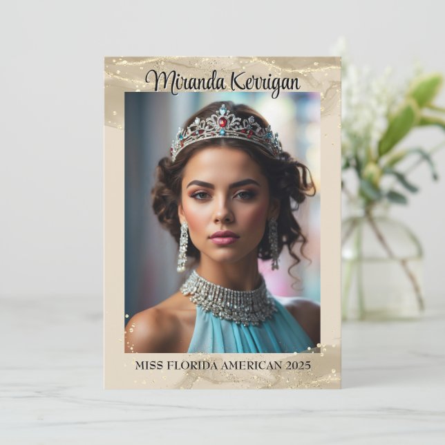 Reserve A Data Código QR da Placa Autografada de Pageant de Areia (Em pé/Frente)