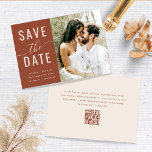 Reserve A Data Código QR de Foto Terrestre Moderno Simples Boho T<br><div class="desc">Apresente os vossos núpcias em estilo com o nosso Boho Terracotta Salve o Convite de Data! Este convite à terra é a forma perfeita de dar o tom ao seu casamento boêmico. A cor de terracota, que lembra os pôrs do sol quentes e o solo fértil, vai trazer uma sensação...</div>