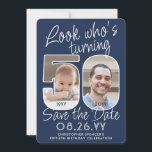 Reserve A Data Cores de REMOÇÃO ・ Veja quem tem 50 Festas de aniv<br><div class="desc">Olha quem faz 50 anos! Convide a família e os amigos para uma próxima celebração de 50 anos com uma fotografia elegante personalizada para salvar os convites de festas de data. Imagens e textos neste modelo são simples de personalizar. As cores azul e branca do marinho para o plano de...</div>