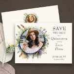 Reserve A Data Cowgirl Rustic Floral Quinceanera Foto<br><div class="desc">Foto: Save the Date for Quinceanera (editável), cheio de elegância rústica e charme de feto ocidental. O design apresenta ilustrações aquáticas de chapéu de cowgirl e flores silvestres coloridas de campo com mudas combinadas com tipografia elegante numa base de creme de marfim. Para coordenar a papelaria e o dia da...</div>