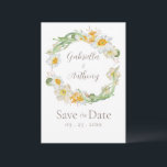 Reserve A Data Cravo Floral Branco e Amarelo Salve a Data<br><div class="desc">Lindo cravo amarelo e branco, coroa floral feita em aquarelas suaves é perfeito para este “Salve a Data” de casamento de primavera e verão. Script marrom e tipografia coordenada. Personalize conforme necessário. Para personalizar, clique no link "personalizar ainda mais" e use a ferramenta de design para fazer alterações. Muitas seleções...</div>