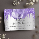 Reserve A Data Doce 16 balões violetas prateados brilha<br><div class="desc">Um fundo com aspecto fino prateado decorado com brilho violeta,  lavanda e balões. Personalize e adicione uma data e nome/idade. O texto: Salvar a Data é gravado com um script de estilo com letra de tendência grande.</div>