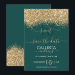 Reserve A Data Dourado brilho verde moderno Confetti Sweet 16<br><div class="desc">A elegante, glamourosa e moderna e doce festa de aniversário de dezesseis anos salva o cartão de data é perfeito para a jovem adolescente contemporânea e na moda. Ele apresenta um falso bloco de cores escondido com brilho brilho brilhante em ouro sobre um simples fundo verde esmeralda com um número...</div>