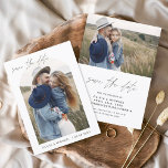 Reserve A Data Duas fotos salvam o minimalista legante de data<br><div class="desc">Wedding Save the Date Cards com foto na frente e atrás (duas fotos). Os Cartões salve a data contêm uma moderna tipografia cursiva escrita escrita escrita escrita escrita escrita escrita escrita que é elegante,  simples e moderna a ser usada depois da simples celebração do dia de casamento minimalista.</div>