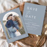 Reserve A Data Dusty Blue Boho Salva a data Foto Minimalista<br><div class="desc">Cartões salve a data Boho de Casamento que têm uma foto na frente. Os Cartões salve a data contêm uma moderna tipografia cursiva escrita escrita escrita escrita escrita escrita escrita escrita que é elegante,  simples e moderna a ser usada depois da simples celebração do dia de casamento minimalista.</div>