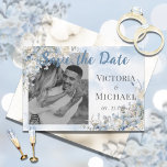 Reserve A Data Dusty Blue Floral Foto Watercolor Casamento<br><div class="desc">Belos rosas de marfim e azul empoeirados com fitas picantes feitas em aquarelas moles. Personalize adicionando. Sua foto,  nomes e data do evento. Perfeito para o seu casamento ou ocasião especial.</div>