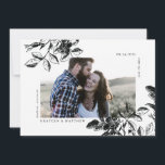 Reserve A Data Elegância Rosa selvagem branca e negra<br><div class="desc">Gráficos rosa selvagens antigos em um quadro preto e branco moderno,  sua foto de noivado paisagem ao lado de um texto personalizado elegante com espaço para mais informações na parte de trás da carta.</div>