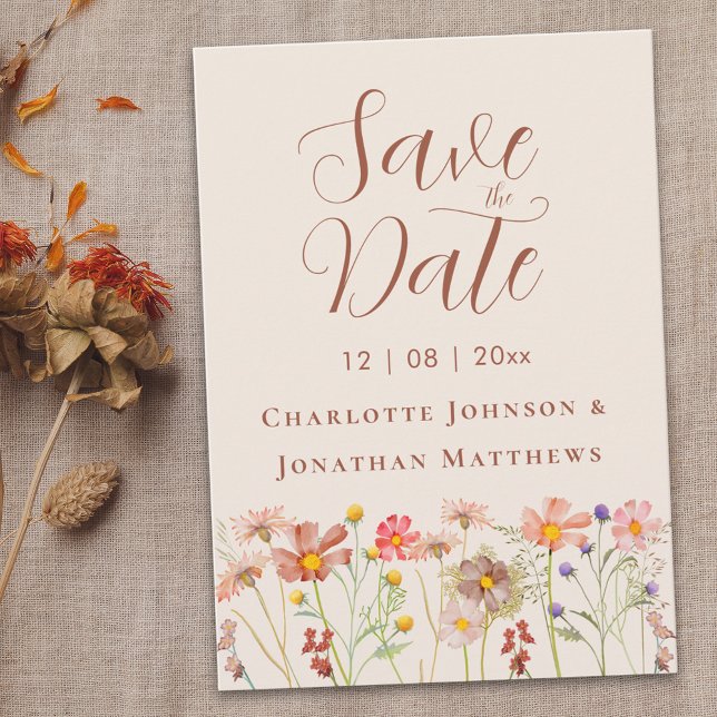 Reserve A Data Elegante Boho Outono Terracota de Flores Silvestre (Boho chic Wildflower meadow fall floral tan beige Wedding save the date card elegant script )