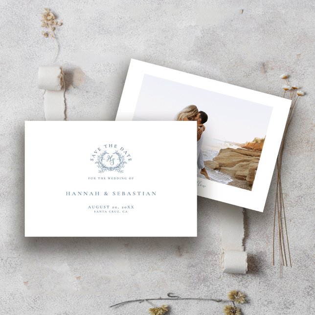 Reserve A Data Elegante Crista Monogramada de Azul Poeirento para (Criador carregado)